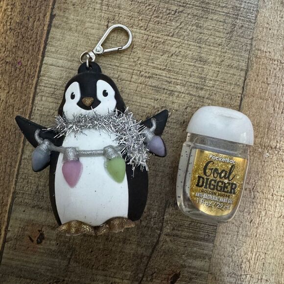 Bath and Body Works Christmas Penguin Hand Sanitizer Holder Keychain *no lights - Picture 1 of 4